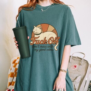 Vintage katt T-shirt, rolig sarkastisk grafisk t-shirt, bra vibbar unisex komfortfärger skjorta bild 9