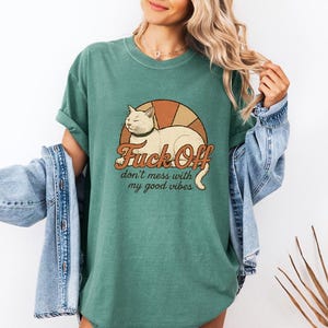 Vintage katt T-shirt, rolig sarkastisk grafisk t-shirt, bra vibbar unisex komfortfärger skjorta bild 16