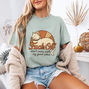 Vintage katt T-shirt, rolig sarkastisk grafisk t-shirt, bra vibbar unisex komfortfärger skjorta bild 5