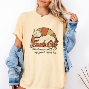 Vintage katt T-shirt, rolig sarkastisk grafisk t-shirt, bra vibbar unisex komfortfärger skjorta bild 13