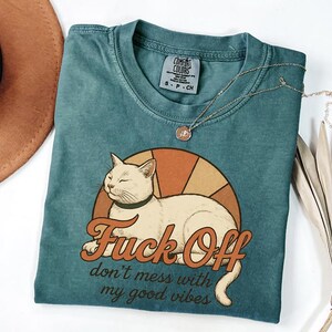 Vintage katt T-shirt, rolig sarkastisk grafisk t-shirt, bra vibbar unisex komfortfärger skjorta bild 14
