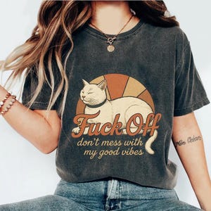 Vintage katt T-shirt, rolig sarkastisk grafisk t-shirt, bra vibbar unisex komfortfärger skjorta bild 2