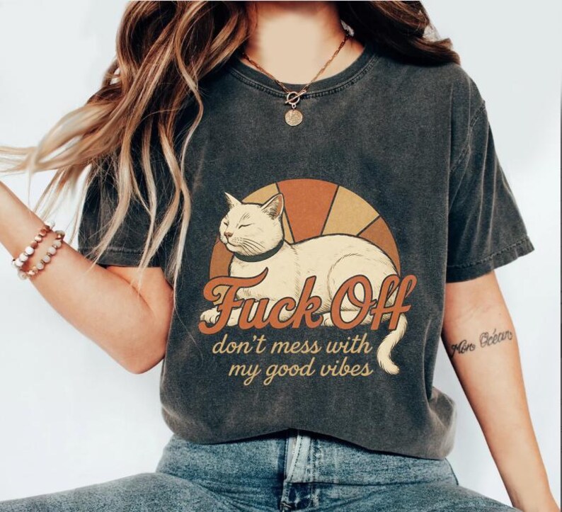 Vintage katt T-shirt, rolig sarkastisk grafisk t-shirt, bra vibbar unisex komfortfärger skjorta bild 2