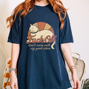 Vintage katt T-shirt, rolig sarkastisk grafisk t-shirt, bra vibbar unisex komfortfärger skjorta bild 7