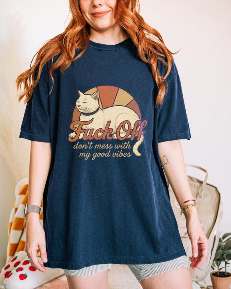 Vintage katt T-shirt, rolig sarkastisk grafisk t-shirt, bra vibbar unisex komfortfärger skjorta bild 7