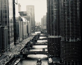 Vistas al atardecer del río Chicago en blanco y negro