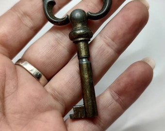 Vintage english key,collectable key,pendant vintage key