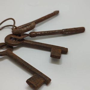 Antique metal rusty keys lot