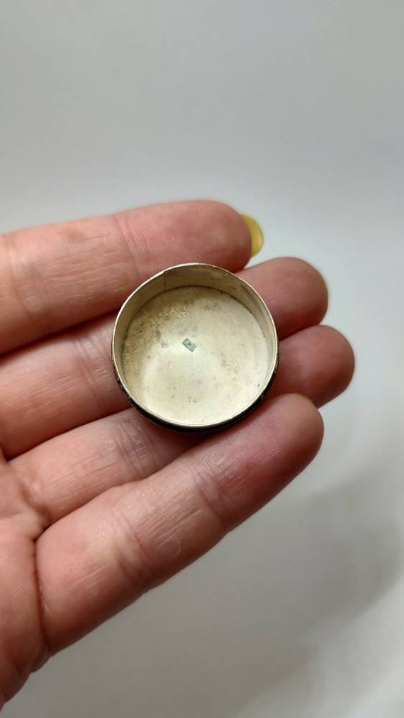 Hallmarked Egyptian Pharoh solid silver pill box - image 5