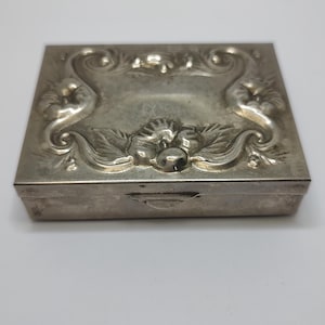 Vintage metalen sieradendoosje, doos met gegraveerde bloem, metalen sieradendoosje in art-nouveaustijl