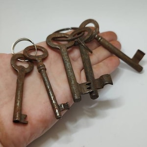 Antique metal rusty keys lot