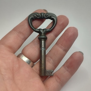 Llave antigua de latón adornada, llave coleccionable, llave de latón colgante