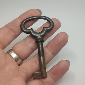 Llave antigua de latón adornada, llave coleccionable, llave de latón colgante