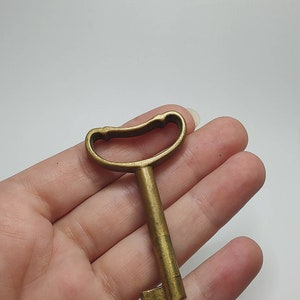Llave antigua de latón adornada, llave coleccionable, llave de latón colgante