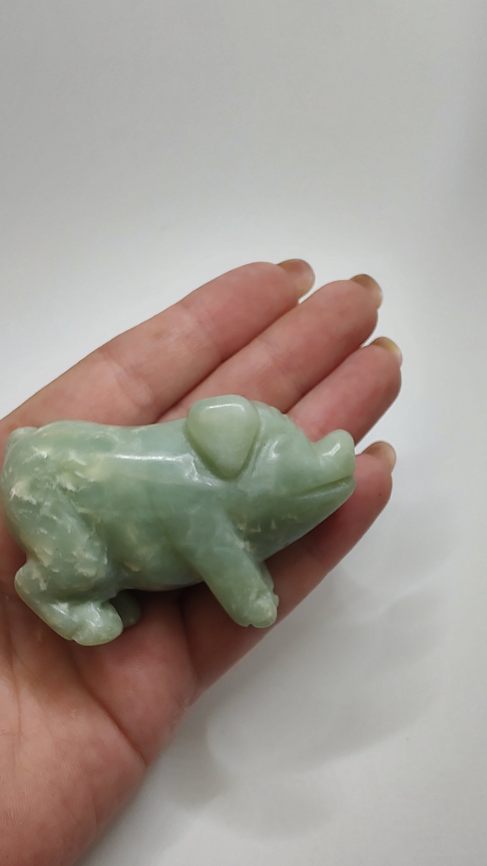 彫刻された緑色の翡翠の豚の置物：ヴィンテージ風水幸運動物像 - Etsy 日本