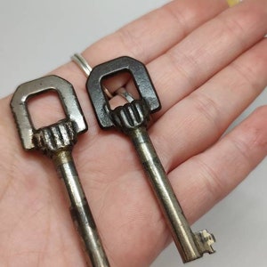 Vintage Metal Keys: Collectible Pendant Key Set