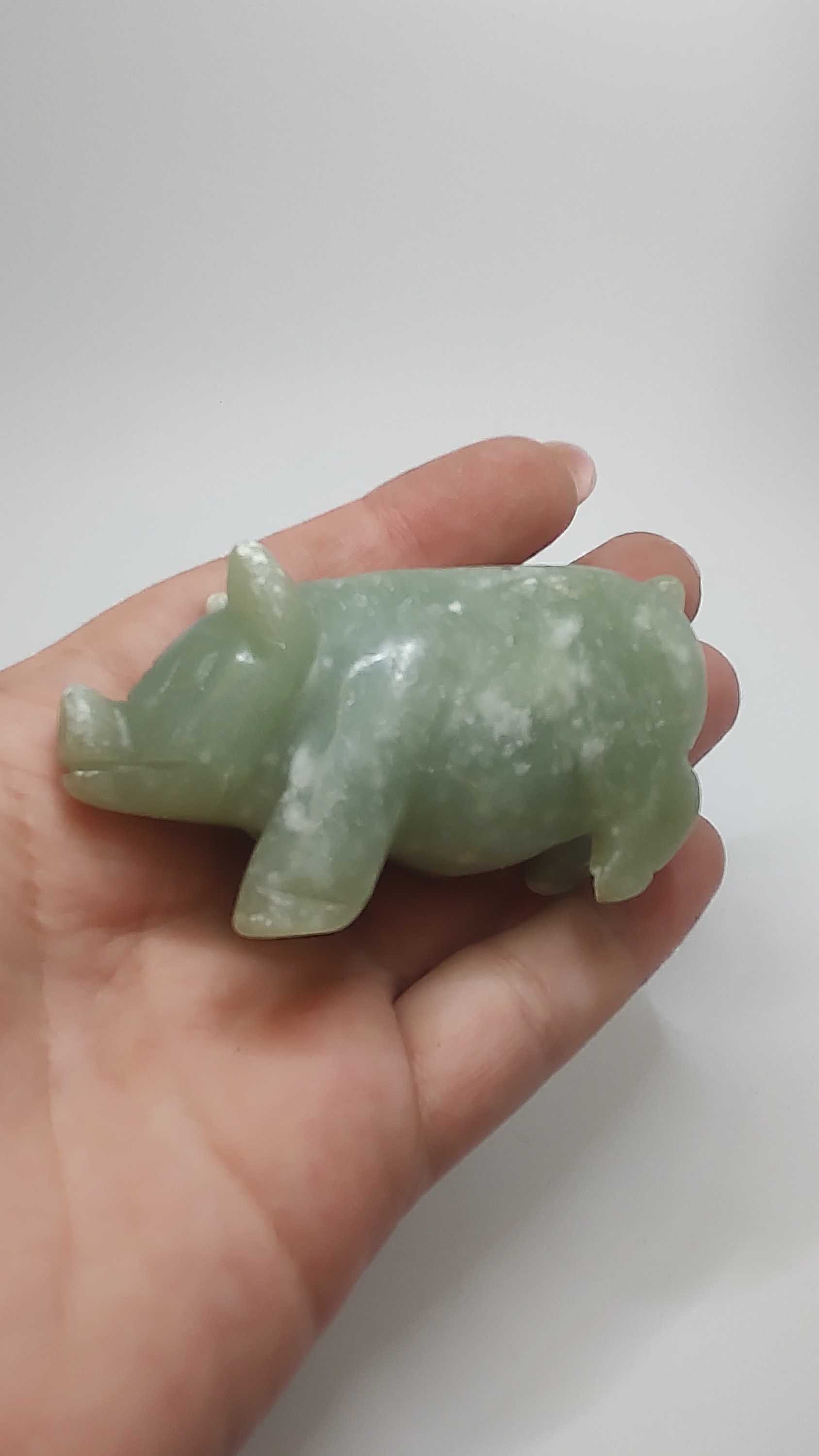 緑翡翠の豚の置物：彫刻された宝石の動物（70 x 40 mm） - Etsy 日本