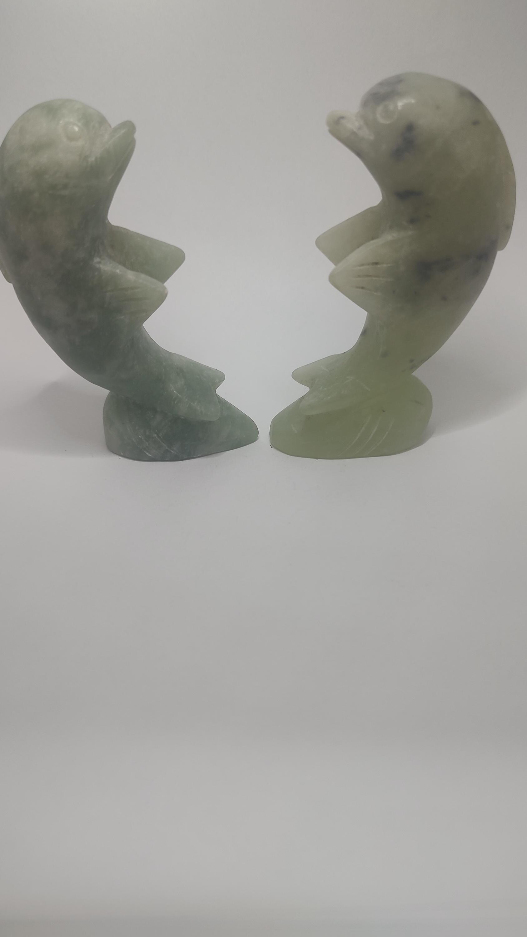 翡翠 イルカの彫刻 置物 手彫り翡翠イルカの置物：宝石の彫像、2体セット - Etsy 日本