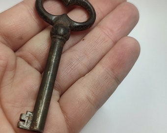 Chiave antica in ottone decorato: chiave pendente da collezione