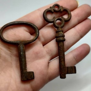 Set von 2 Antiken rostigen Metallschlüsseln