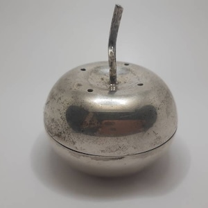 Salero antiguo de plata 800 de Apple: joyero firmado