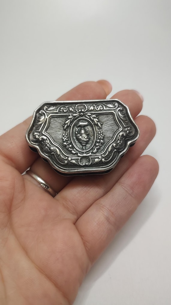 Antique Solid Silver Snuff Box: Neoclassical Cher… - image 3