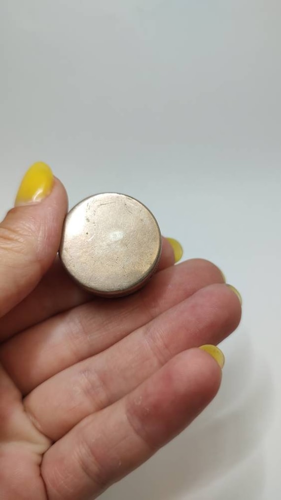 Hallmarked Egyptian Pharoh solid silver pill box - image 3