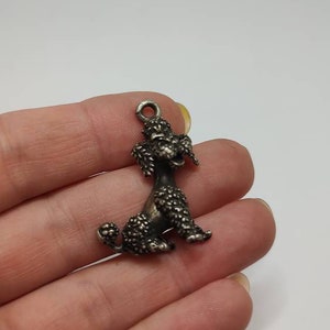 Colgante de figura de perro de plata maciza esmaltada vintage