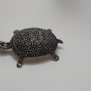 ヴィンテージのタートルブローチとペンダントスターリングシルバータートル、幸運のギフト、シルバータートル、繁栄と豊かさの象徴であるタートル