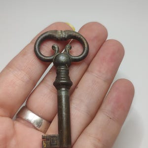 Llave antigua de latón adornada, llave coleccionable, llave de latón colgante
