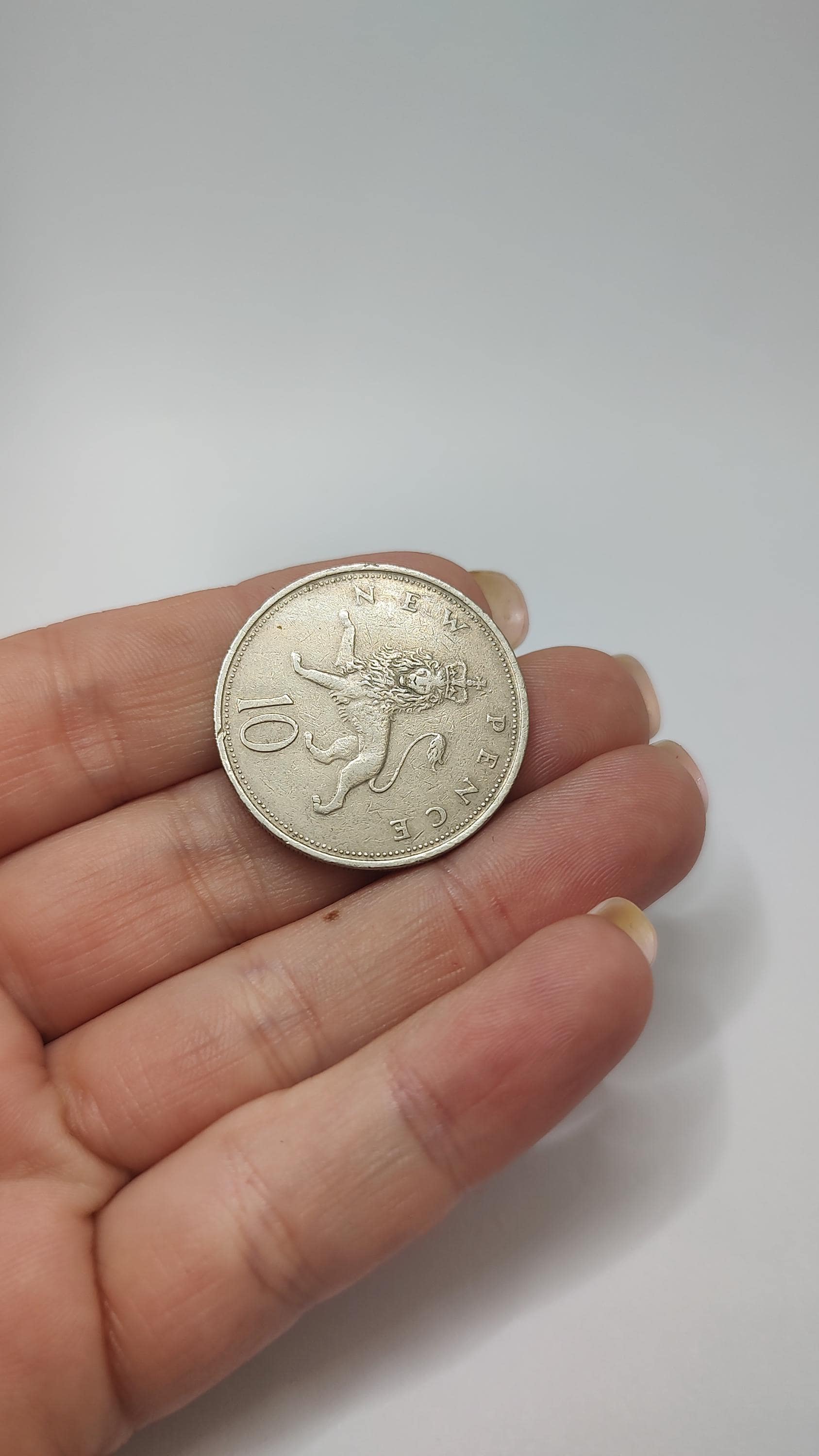 希少な1974年英国10ペンス硬貨：エリザベス2世、コレクターズアイテム
