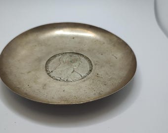 Bandeja para alfileres de plata de ley con la moneda de la Reina Teresa vintage
