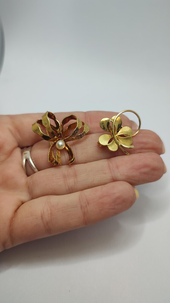 Set di 2 spille floreali vintage americane placcate in oro con dettagli in perle. - Italia