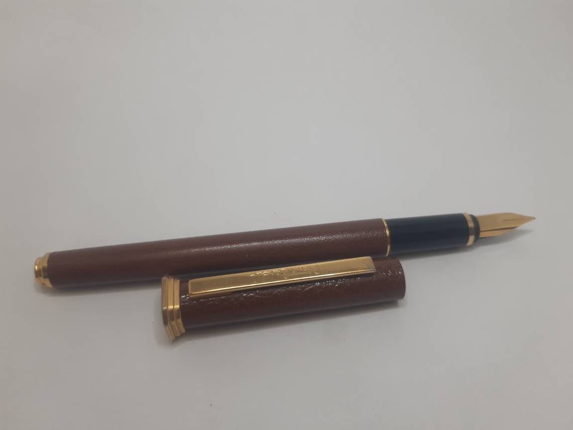 Stylo Plume Vintage Pierre Cardin - Laiton Laqué Bordeaux, Ornements Dorés - Occasion De Collection