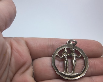 Colgante vintage de plata de Géminis / Collar con figuras gemelas del zodíaco
