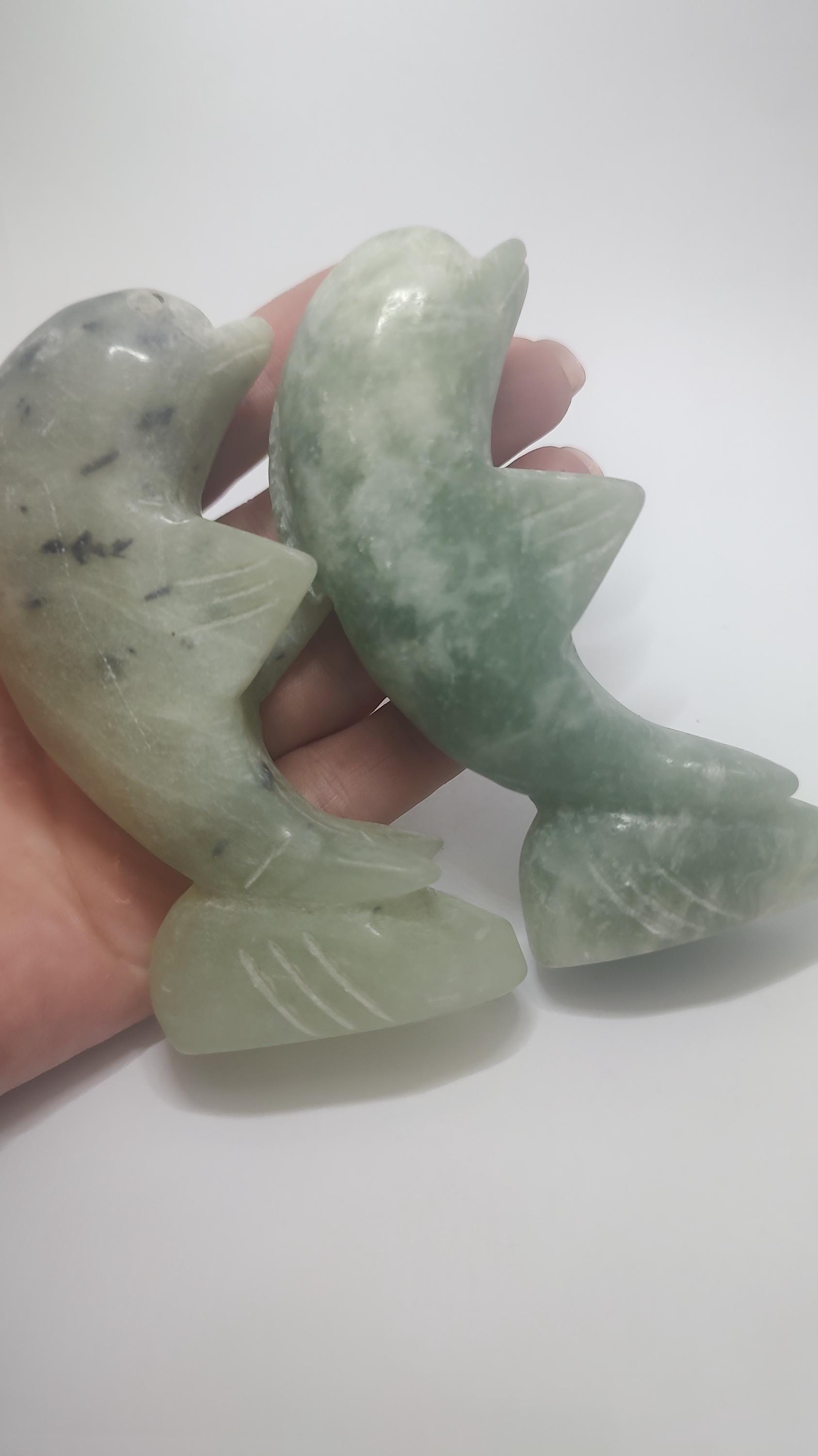 翡翠 イルカの彫刻 置物 手彫り翡翠イルカの置物：宝石の彫像、2体セット - Etsy 日本