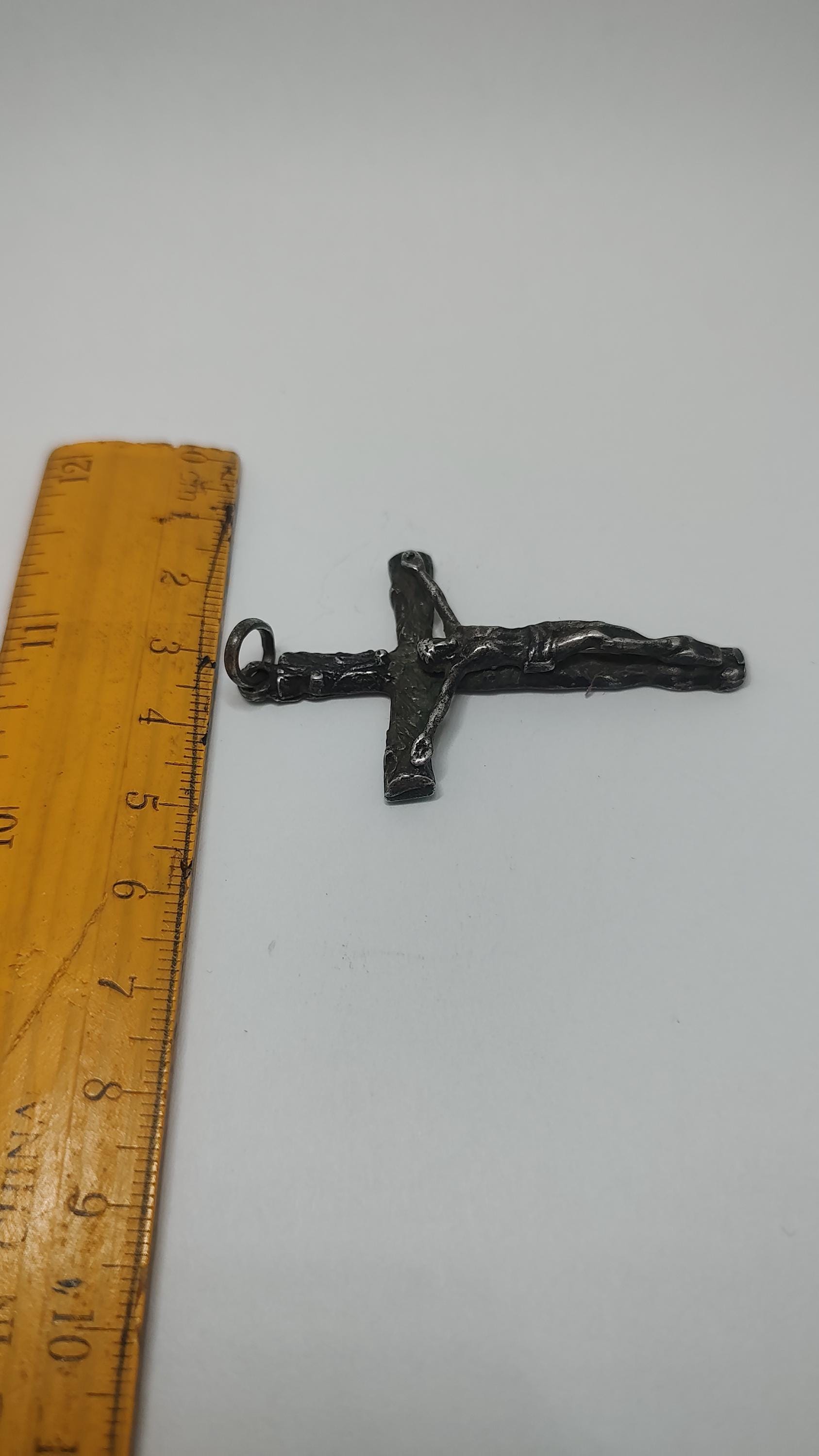 Crucifix du Christ en Métal Argenté à Suspendre - 11 cm | La Boutique des Chrétiens Crucifix du Christ en Métal Argenté à Suspendre - 11 cm | La Boutique des Chrétiens
