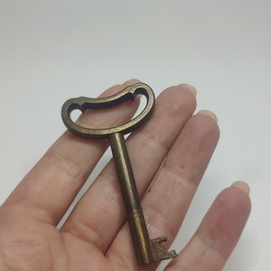 Authentieke koperen sleutel, loper met open loop, pendelsleutel