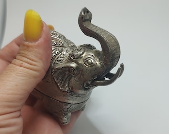 象のレリーフ 金属製 小物入れ アンティーク調 アンティークのカンボジア製シルバー象の小物入れ：クメールビンロウの