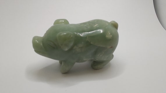 彫刻された緑色の翡翠の豚の置物：ヴィンテージ風水幸運動物像 - Etsy 日本