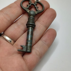 Llave antigua de latón adornada, llave coleccionable, llave de latón colgante