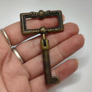 Llave antigua rara de latón macizo adornada, llave coleccionable, llave de latón colgante, llave de mueble antigua
