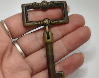 Chiave antica in ottone decorato: ciondolo chiave da collezione per mobili