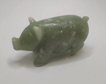 緑翡翠の豚の置物：彫刻された宝石の動物（70 x 40 mm） - Etsy 日本
