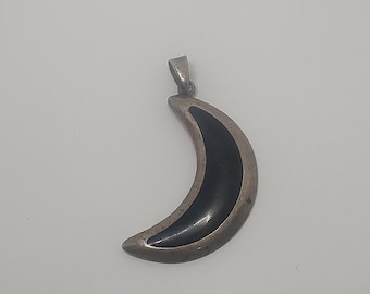 Pendentif Croissant De Lune En Agate Bleue Transparente - 4.2 Cm, Neuf Parfait état, Lot 1960