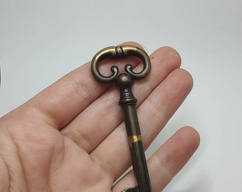 Chiave antica decorata in ottone: chiave pendente da collezione (70 mm)