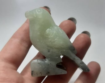 4インチのカナダ産ネフライト翡翠の鷲像（化石化した木の台座付き