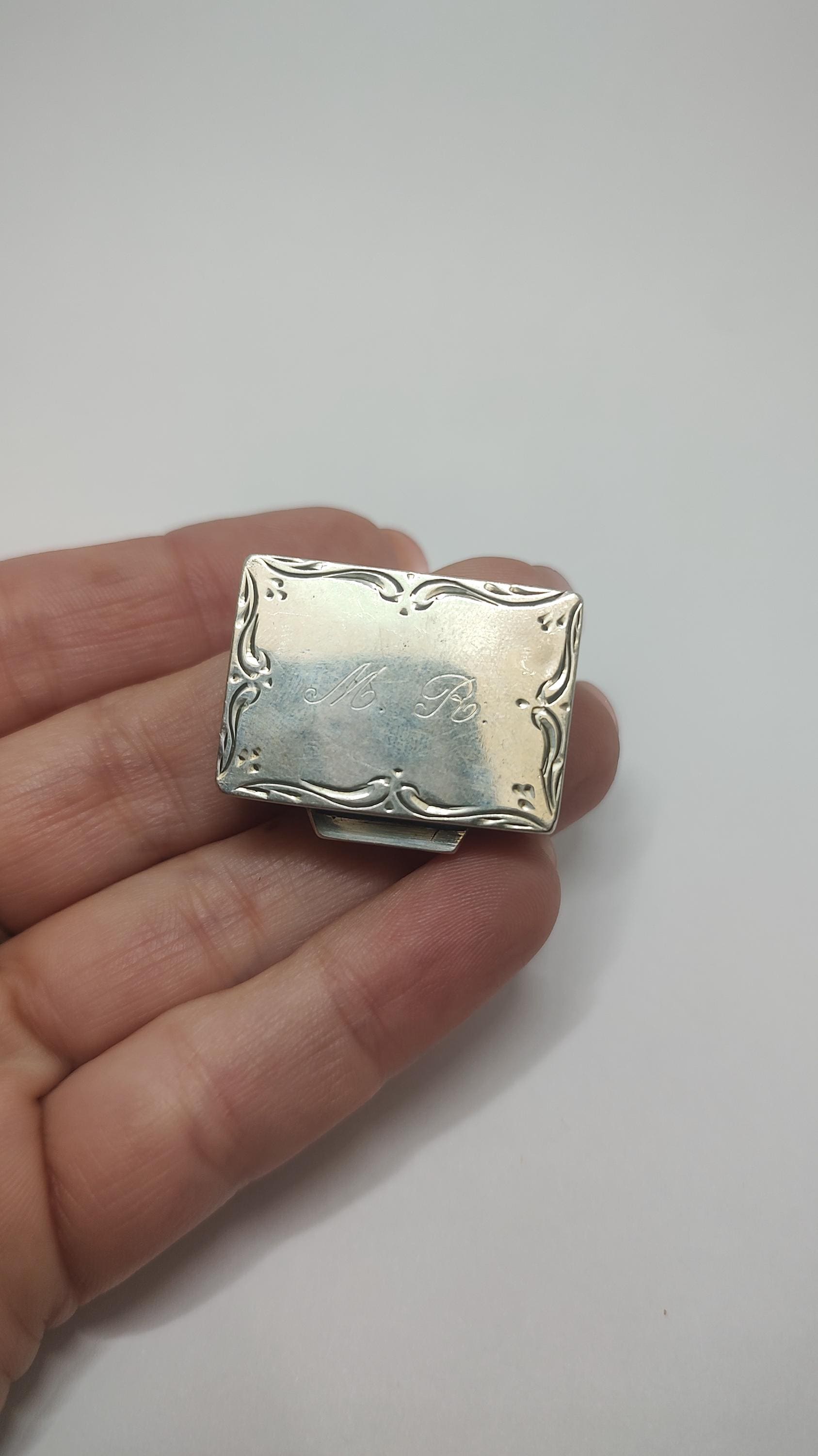 ヴィンテージ 800 シルバー スナッフ ピル ボックス、モノグラム M R