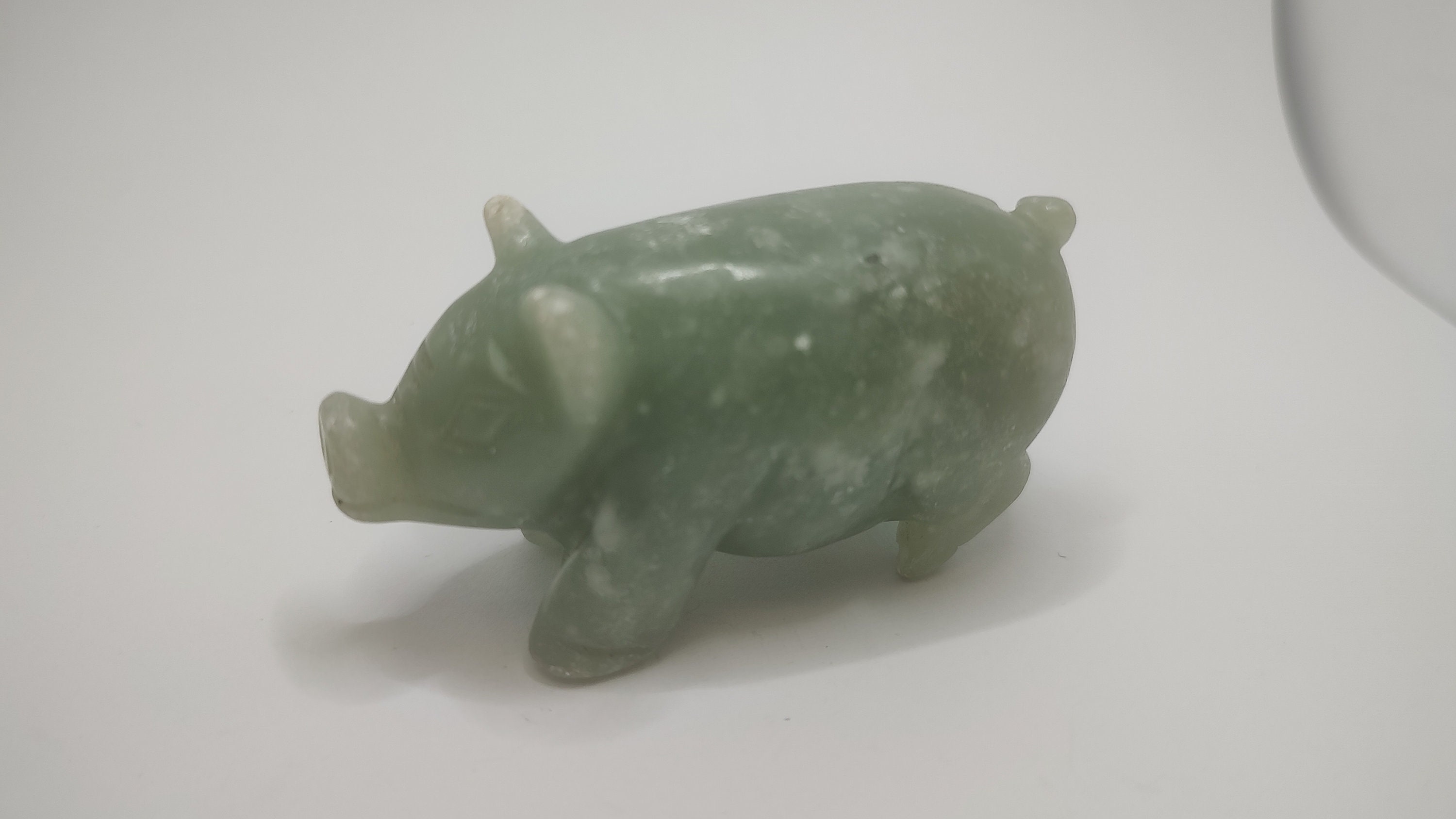 緑翡翠の豚の置物：彫刻された宝石の動物（70 x 40 mm） - Etsy 日本