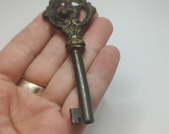 Chiave antica in ottone decorato: chiave pendente da collezione, 80 mm